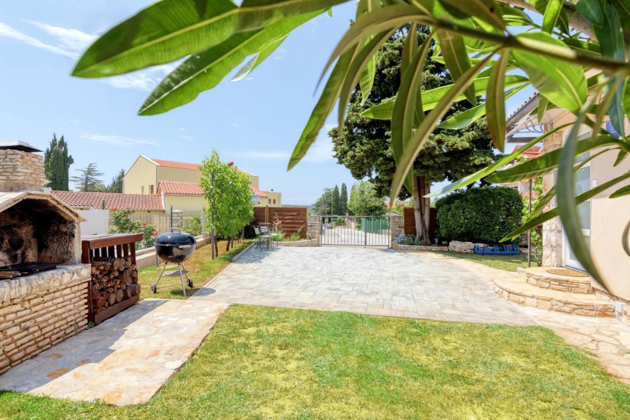 Holiday House "Laurus Garden" With Private Parking Medulin Exteriér fotografie